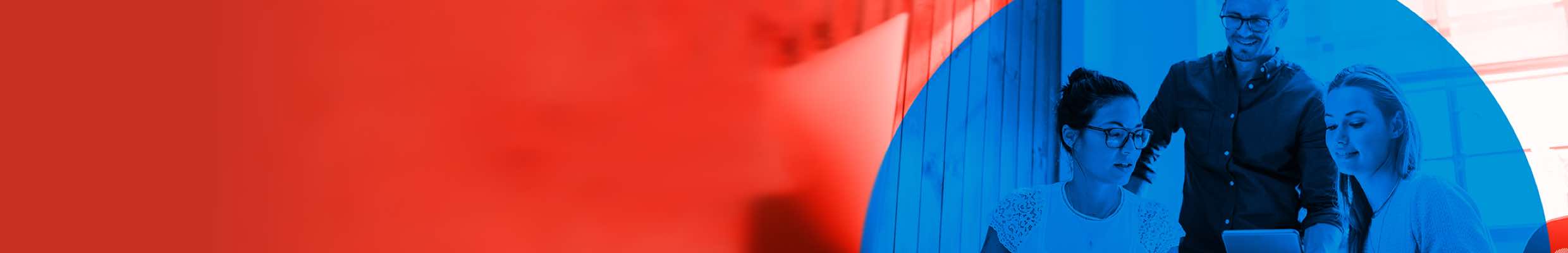 Brandbuilding für Compay. Logo und Claim, Design Toolbox, Webdesign, Geschäftspapiere, Printmedien, Büro-Design. Bild: Drei Personen im Büro schauen gemeinsam auf ein Tablet. Text: I PAY IT MY WAY.