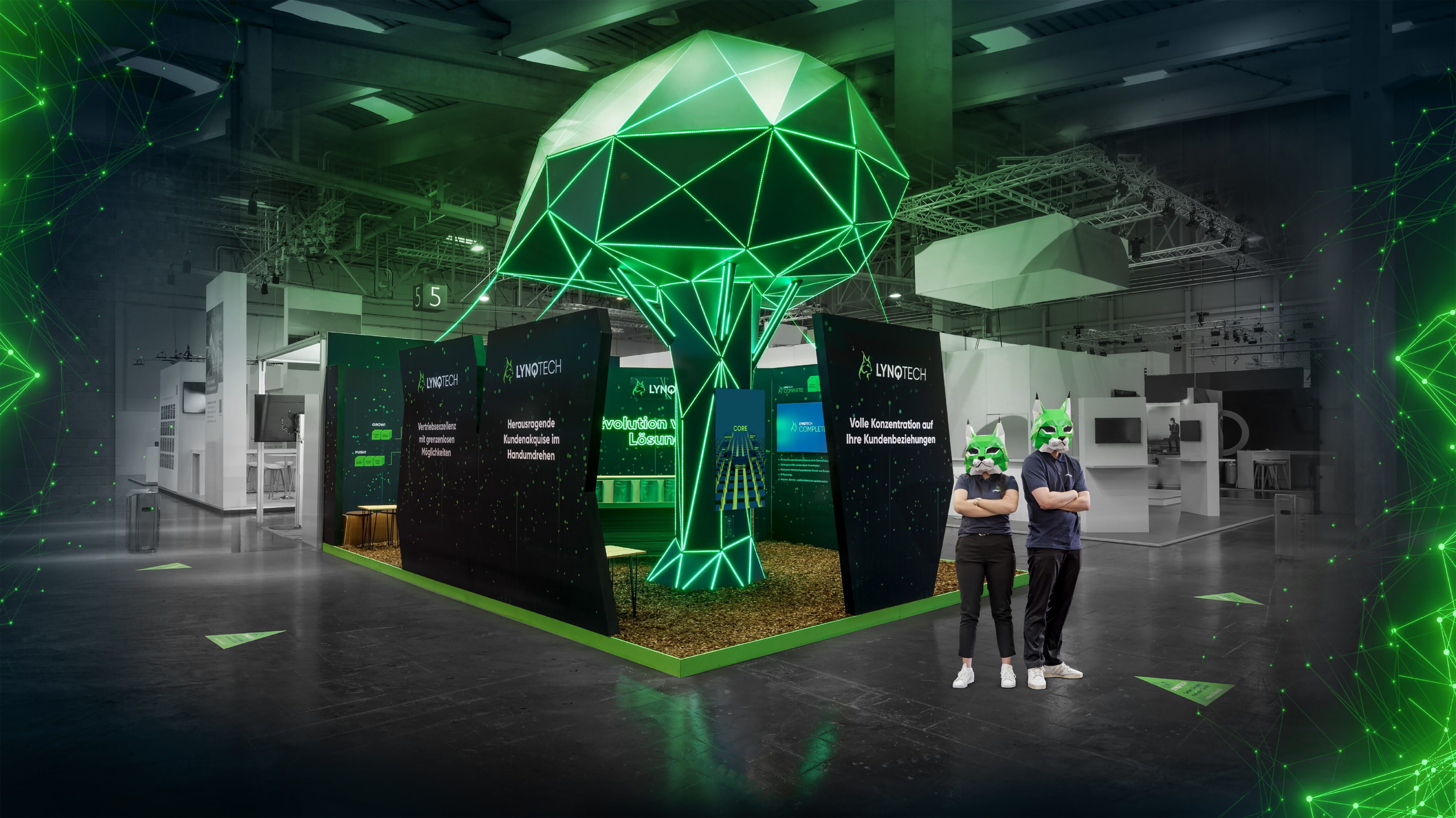 der Lynqtech-Messestand mit zwei Personen mit grünen Luchsmasken
