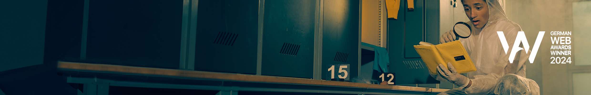 Kampagne für die Fachoberschule der Polizei NRW. Konzeption und Marketingkampagne, 18/1- und City-Light-Poster, Rollups, Postkarten, Social-Media-Postingdesigns, GIFs für Instagram, Facebook und TikTok. Auszeichnungen: German Web Awards Winner 2024. Bild: Ein Sportumkleideraum. Eine Person im weißen Spurensicherungs-Anzug betrachtet mit einer Lupe und erstauntem Blick ein gelbes Buch. Text: DIE SPANNENDSTE SCHULE DER WELT.