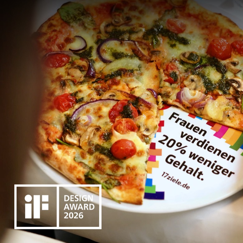 Kampagne für 17Ziele zum Thema Gender Pay Gap, umgesetzt als Prank. Konzept, Casting, Pre- und Postproduktion, Kampagnenplanung auf fünf sozialen Plattformen. Bild: Eine Pizza, bei der ein Stück fehlt; an der leeren Stelle trägt der bunt gestaltete Teller die Aufschrift „Frauen verdienen 20% weniger Gehalt“. Text: 20% WENIGER, WIESO? DER PIZZA PRANK.