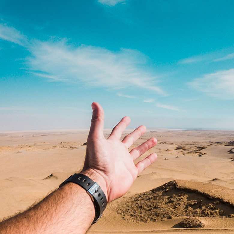 Social Media Content für Freiwilligendienstprogramm „weltwärts“: Konzeption, Postingdesigns, Content, Postings, Animationen, Storys, Reels für Instagram, Facebook und Youtube Shorts, Community Management. Bild: Aus der Ich-Perspektive streckt sich ein Arm in eine weite, sonnige Wüstenlandschaft unter blauem Himmel. Text: FREIWILLIGES SOZIALES YEAH!
