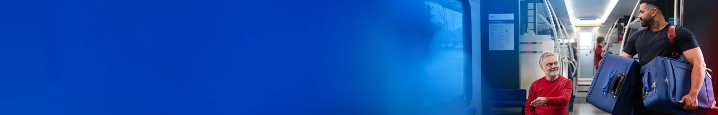 Kampagne für die S-Bahn Hannover. Konzeption, Imagekampagne in zwei Phasen, Fotoshooting, Postingdesigns, Storys und Reels für Social Media, Print- und OOH-Motive, digitale Anzeigen. Bild: Dynamische Innenansicht eines S-Bahn-Waggons mit blauen Sitzen; ein Mann bepackt mit Koffern steht vor einem sitzenden Fahrgast, der vor sich zur Seite weist. Beide lächeln. Text: WIR GEBEN ALLES.