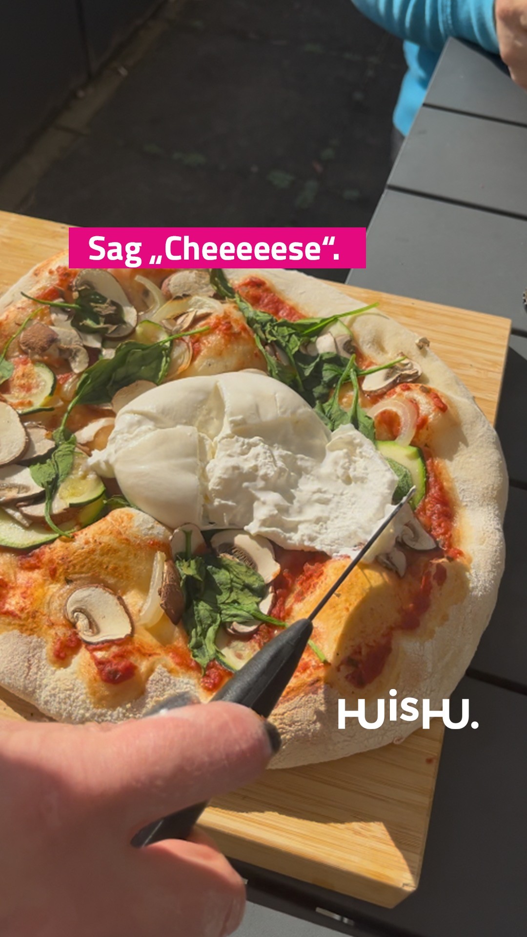 Ayyy. 🍕 Letztens gab's mal wieder 'ne Pizza Party bei uns. Und du weißt:⁠
⁠
Beim Klang von „Pizza“ könnten wir immer wieder nur so dahinschmelzen. So in etwa: 🫠⁠
⁠
Oder so: 🤤⁠
⁠
Oder so wie die Burrata, die im Video über der Pizza zerfließt... 🤤⁠
⁠
*Schnips, schnips* Hmm? Wir sind da! 😳 Und gar nicht gedankenverloren in der Pizza Party letztens.⁠
⁠
#huishu #thisishu #agenturleben #pizzaparty #outdoorcooking #agenturpizza #pizzaofen #agenturmitpizzaofen
