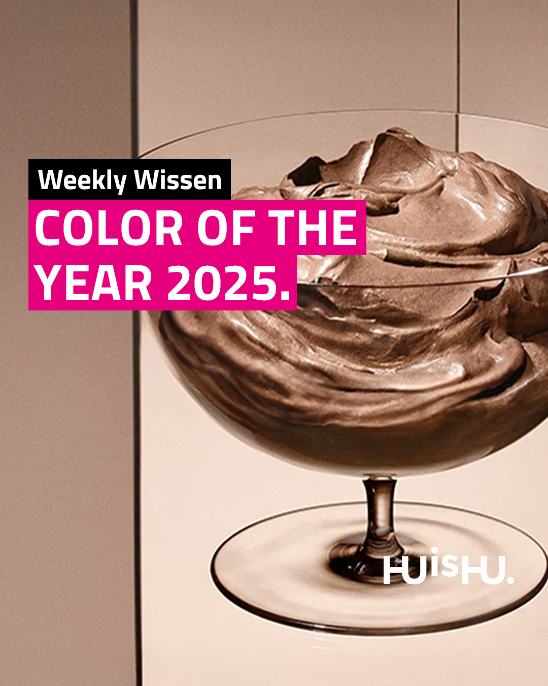Beschreibe das Jahr 2025 in nur einer einzigen... Farbe! 🎨⁠
⁠
Alle Jahre wieder bestimmt das Pantone Color Institute eine neue Farbe, die den aktuellen Zeitgeist widerspiegelt. 2025 fiel die Wahl auf Mocha Mousse, einen warmen, schokoladigen Braunton. ☕️⁠
⁠
Er strahlt Verbindung, Komfort und Harmonie aus und wird Designende dieses Jahr zu eleganten und ruhigen Designs inspirieren. 🖌️⁠
⁠
Wir freuen uns jetzt schon auf alle schokoladigen Moodboards, kakaofarbenen Sofas und Plakate, die an Kaffee erinnern. 🍫💥⁠
⁠
#huishu #thisishu #weeklywissen #goodtoknow #mochamousse #pantone #coloroftheyear2025 #pantonecoloroftheyear #kreativagentur #designagentur #design