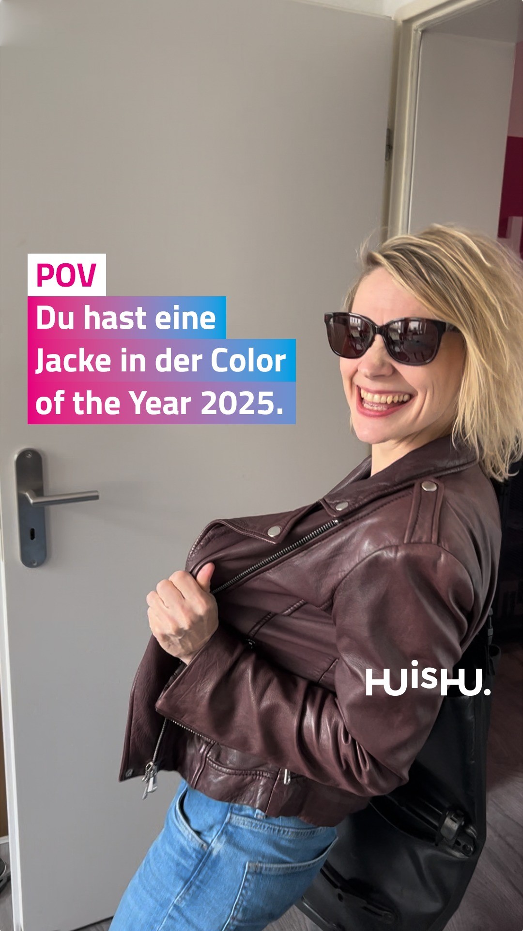 ☕️ Ein weiches, warmes „Moucha Mousse“ Braun ...⁠
⁠
... genau wie Johannas freshe neue alte Jacke. 🧥⁠
⁠
Oder nicht? 😟⁠
⁠
#huishu #thisishu #mochamousse #pantone #coloroftheyear2025 #pantonecoloroftheyear #kreativagentur #designagentur #secondhand