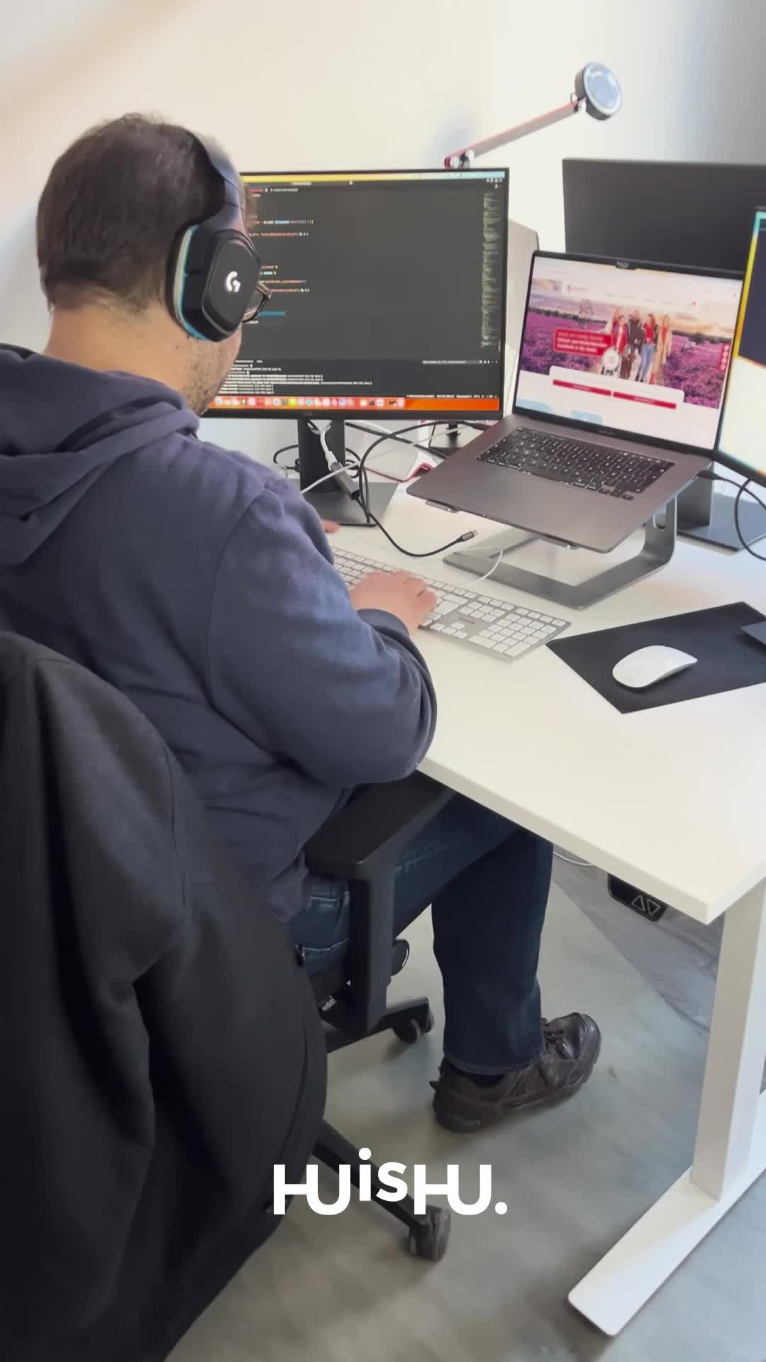😤 Sebastian ist mal wieder fleißig am Coden, als ob ganz Niedersachsen, Bremen und Hamburg auf ihn angewiesen sind.⁠
⁠
Diesmal stimmt es ja auch irgendwie. Denn wir haben kürzlich die Website fürs Niedersachsen-Ticket redesignt! 🎫 (Damit kannst du einen Tag lang durch ganz Niedersachsen, Bremen und Hamburg fahren.)⁠
⁠
Und die Website ist genauso abgefahren geworden wie unsere Kampagne:⁠
⁠
Designt in rot-weiß. Bestückt mit den Vorteilen des Tickets, Ausflugszielen, einem Routenplaner und natürlich: Familie Niedach. 🧑‍🧑‍🧒‍🧒⁠
⁠
@niedersachsenticket⁠
#huishu #thisishu #huwework #case #websitecase #webdesign #webentwicklung #agentur #niedersachsen #hamburg #bremen #niedersachsenticket #niedersachsentarif #kreativagentur #webdesignagentur #webentwicklungagentur