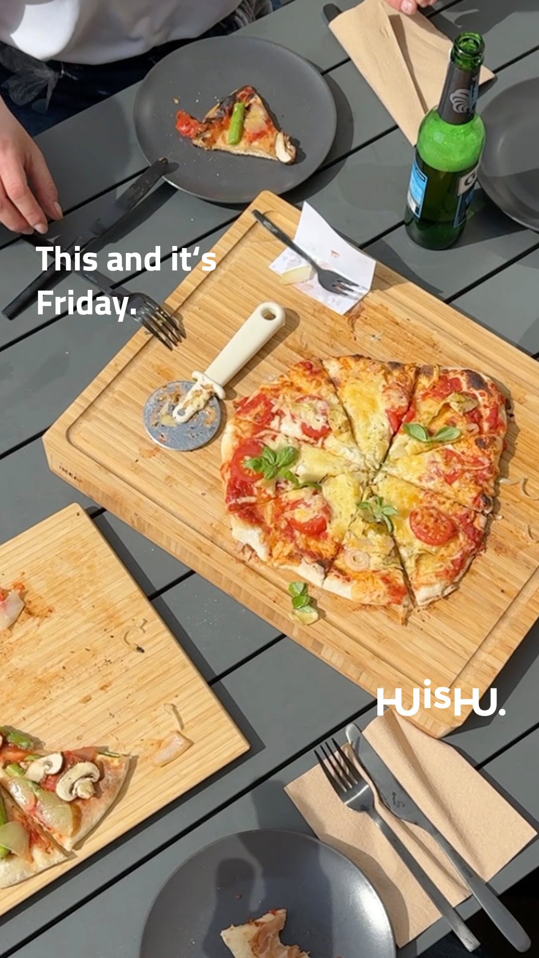 Was wir antworten, wenn wir gefragt werden, was wir jetzt brauchen. 🍕🥹

#huishu #thisishu #pizzaparty #pizza #pizzafriday #thisand #agentur #agenturleben #outdoorcooking #agenturpizza #pizzaofen #agenturmitpizzaofen