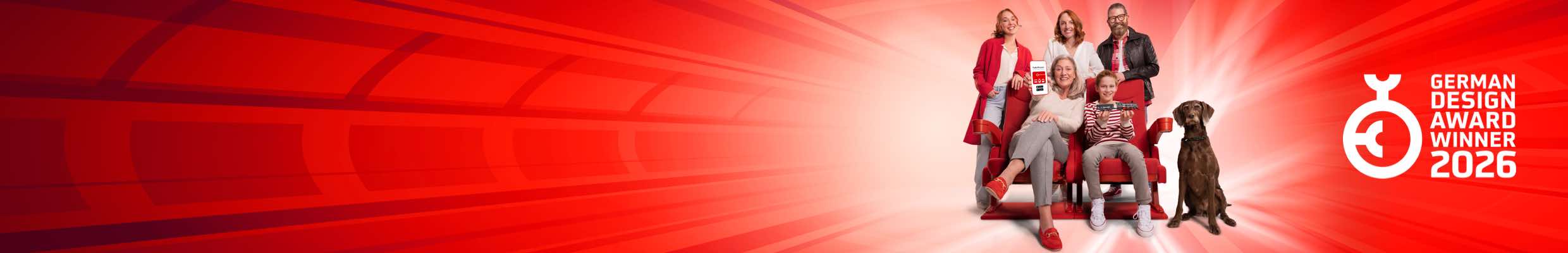 Kampagne für das Niedersachsen-Ticket. Leistungen: Entwicklung der Testimonials „Familie Niedach“, Konzept, Casting, Foto- und Videoshooting, Pre- und Postproduktion, Entwicklung von thematischen Leitmotiven, Postingdesigns, Content nach unterschiedlichen Konzepten, Kampagnen auf Instagram, Facebook, Tiktok, Youtube, Pinterest, Snapchat, DOOH, Anzeigen, digitale Flyer, Radiospots, GIFs, Animation, crossmediale Umsetzung für Print, Digital und Out-of-Home. Auszeichnung: German Design Award Winner 2026. Bild: Eine fröhliche Familie mit Hund posiert um rote Zugsessel herum vor einem dynamischen, roten Hintergrund; eine Frau zeigt ein Smartphone-Ticket, ein Kind hält eine Spielzeugeisenbahn. Text: EINFACH UNTERWEGS.