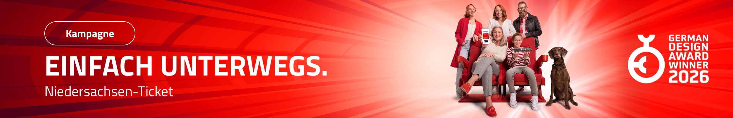 Kampagne für das Niedersachsen-Ticket. Leistungen: Entwicklung der Testimonials „Familie Niedach“, Konzept, Casting, Foto- und Videoshooting, Pre- und Postproduktion, Entwicklung von thematischen Leitmotiven, Postingdesigns, Content nach unterschiedlichen Konzepten, Kampagnen auf Instagram, Facebook, Tiktok, Youtube, Pinterest, Snapchat, DOOH, Anzeigen, digitale Flyer, Radiospots, GIFs, Animation, crossmediale Umsetzung für Print, Digital und Out-of-Home. Auszeichnung: German Design Award Winner 2026. Bild: Eine fröhliche Familie mit Hund posiert um rote Zugsessel herum vor einem dynamischen, roten Hintergrund; eine Frau zeigt ein Smartphone-Ticket, ein Kind hält eine Spielzeugeisenbahn. Text: EINFACH UNTERWEGS.