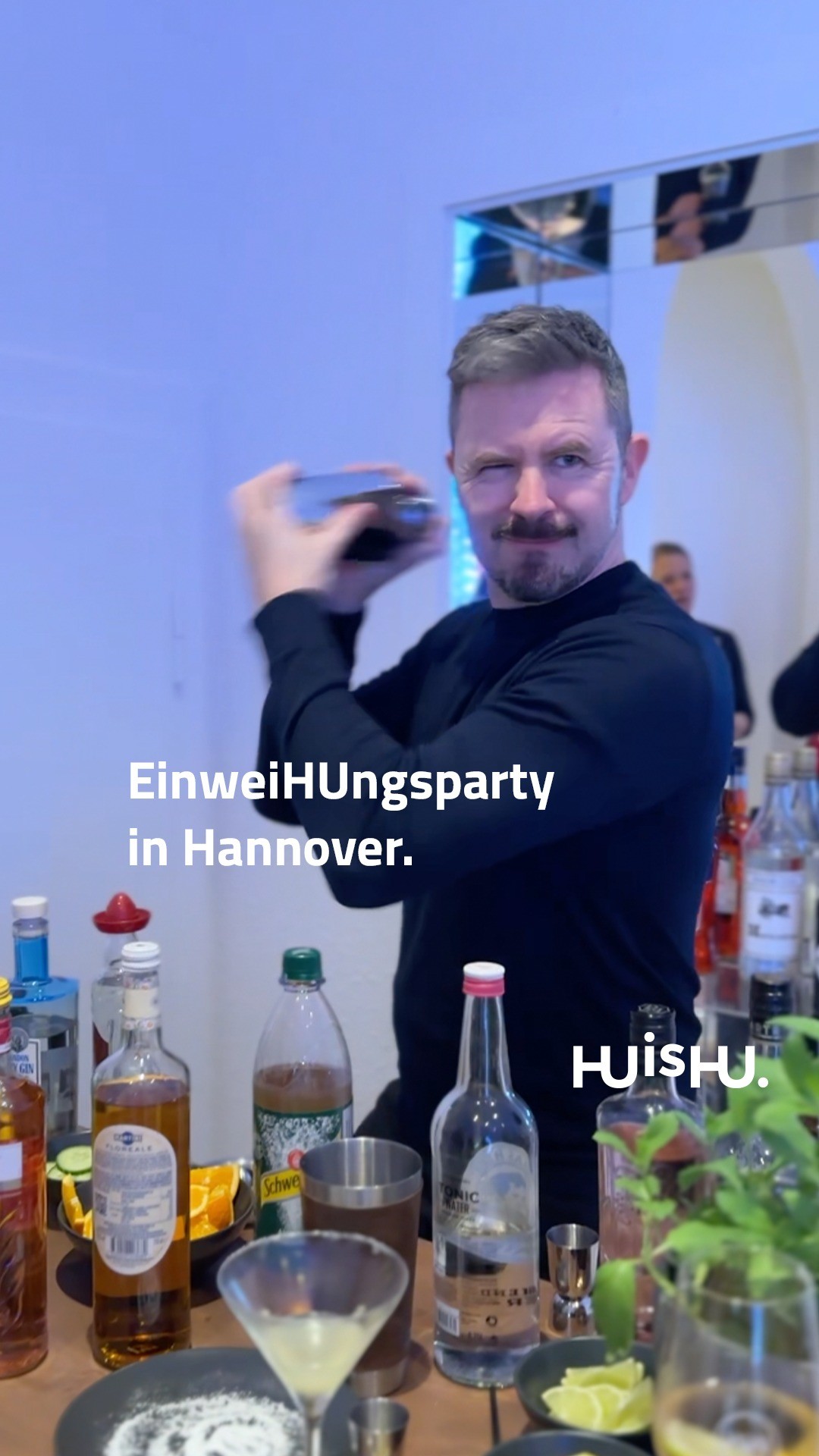 Unser Büro in Hannover hat sich verdreifacht. Da konnten wir einfach nicht anders. 💃🪩🕺⁠
⁠
Wir haben jetzt die ganze Etage für uns allein. Das schrie geradezu nach einer EinweiHUngsparty! 🤩⁠
⁠
Anmerkung des Verfassers: Das Beste ist aber immer noch, dass wir nun ein kreisförmiges (oder „donutförmiges“ 🍩) Büro haben. Wir können jetzt Donuts drehen. Wie aufregend! 🏎️⁠
⁠
#huishu #thisishu #werbeagentur #einweihungsparty #party #huisinhannover #donutbüro #agenturparty