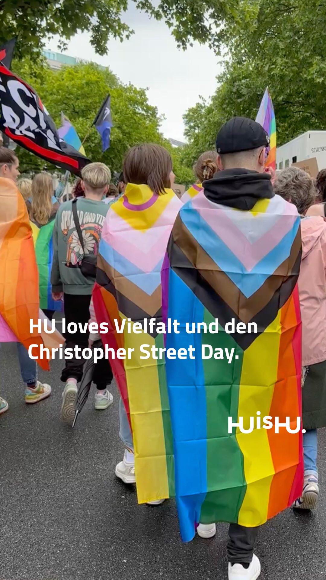 Regenbögen, 🌈 Glitzer ✨ und gaaaaaaanz viel Liebe. 💗

Könnte als Einkaufsliste unseres HUnicorn durchgehen. 🦄 War aber in Wirklichkeit der Christopher Street Day Hannover am 7. und 8. Juni. 🏳️‍🌈🏳️‍⚧️

Das Motto des CSD Hannover dieses Jahr: „Nie wieder still - Nie wieder unsichtbar!“

Also sagen wir’s laut und sichtbar:

📣 Wir supporten Vielfalt.
📣 Wir supporten queere Selbstbestimmung.
📣 Wir sind Allies.

✊ Vielen Dank an den Andersraum e.V., Veranstalter des CSD Hannover und gemeinnütziger Verein für queere Communities in Hannover. Unbedingt abchecken! Link in der Bio.

@andersraum @hannovercsd @csdhamburg
#huishu #thisishu #csd #csdhannover #csdhamburg #christopherstreetday #pride #lgbtqia #loveislove #queer #huisinhannover #hannover #demo