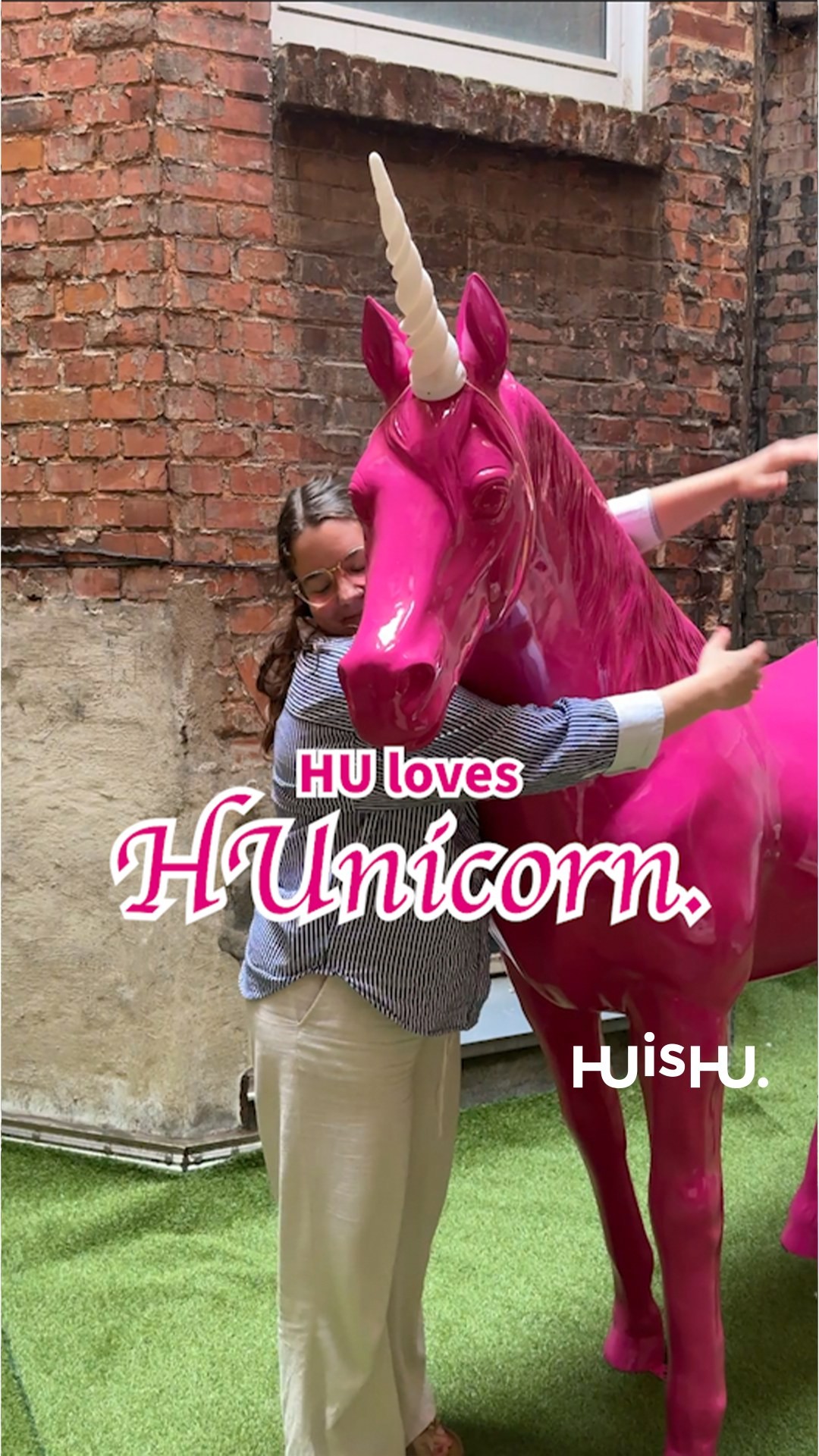 Über fünf Jahre hat es gedauert. Endlich haben wir es gefunden. 🙏⁠
⁠
Du hast uns ausgelacht, fanatisch genannt, für verrückt gehalten. Aber wir haben es dir von Anfang an gesagt: Das HUnicorn existiert! 🦄⁠
⁠
Wir haben es gezähmt. Unser Hannover-Büro ist sein neues Zuhause. Jeden Tag segnet es uns und unsere Kampagnen nun mit seinen magischen Kräften. ✨