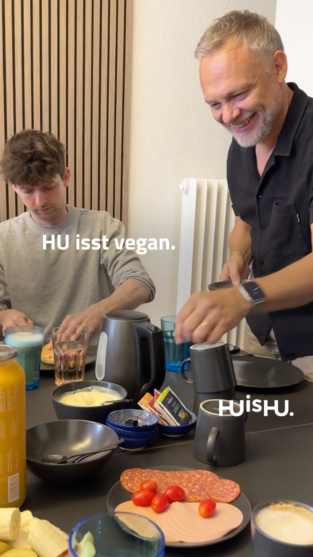 Können wir nochmal ein Agenturfrühstück machen, bitti bitti? 👉👈 Yes, vegan!⁠
⁠
🥐 Brot und Butter: vegan.⁠
🧀 Wurst und Käse: very vegan.⁠
🥑 Gurke, Tomate, Paprika, Avocado: very, very vegan!⁠
⁠
Dankeeee an Elisa und Theresa für dieses köstliche Mahl! 🥹🫶⁠
⁠
#huishu #frühstück #vegan