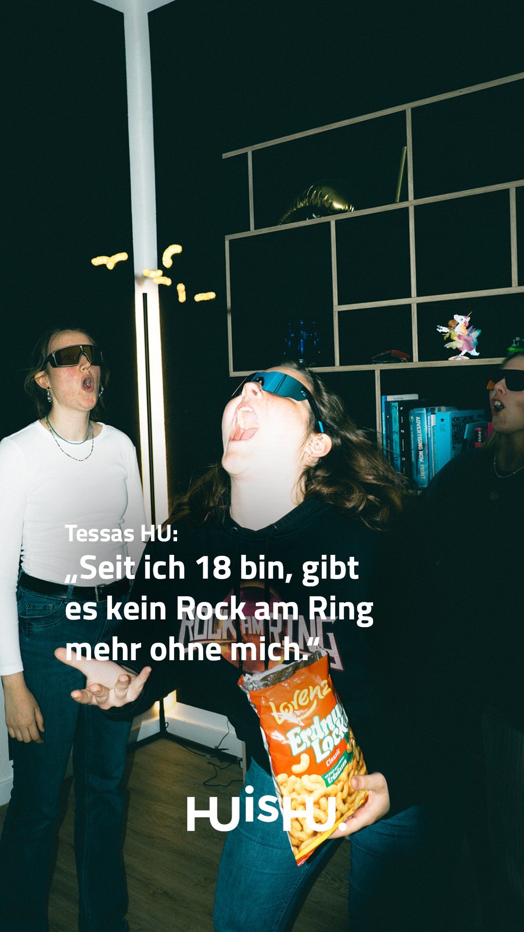 🎸Mein HU? Ganz klar: Seit ich 18 bin, gibt’s kein Rock am Ring mehr ohne mich!
Regen? Gehört dazu. Schlamm? Lieb ich. Moshpit? Immer vorne mit dabei.
Während andere ihren Sommerurlaub planen, stelle ich mein Festival-Outfit zusammen – inklusive Gummistiefel.
Für mich ist Rock am Ring nicht nur ein Event, sondern Tradition, Therapie und eine große Portion Lebensfreude. 🤟🏻
@tessa_voellink
#HUisHU #thisishu #huweare #everyoneisspecial #special #rockamring #creative #photography #shooting #agentur #kreativagentur