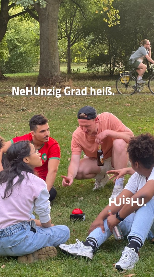 Unsere Sommerparty dieses Jahr fand nicht 2025 statt, sondern 1995. 🔄
„Geil, geil, geil“, dachten wir, „endlich können wir unsere Vokuhilas atmen lassen, zu 99 Luftballons raven und auf Game Boys statt Smartphones starren!“ 👾