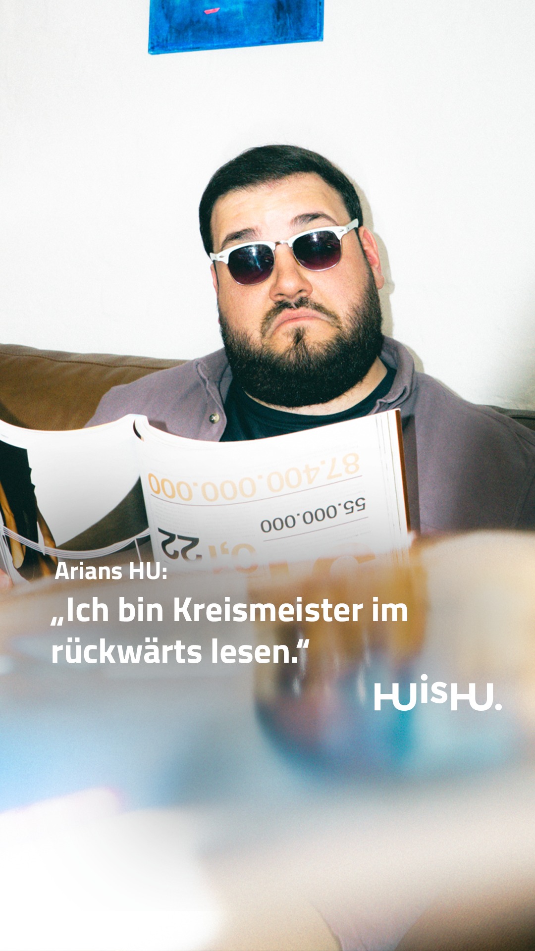 Als Online Marketing Manager beschäftige ich mich mit Zahlen, Daten und Analysen – präzise, logisch, immer vorwärts denkend. Während ich im Job mit Fakten arbeite, beherrsche ich eine Kunst, die sich jeglicher Logik entzieht. 👨🏽🎨
Es begann als Spiel. Buchstaben, die sich weigerten, in der gewohnten Reihenfolge zu stehen. Wörter, die rückwärts liefen wie ein Film, der langsam zurückgespult wird. Es gab keine Eile, keine Richtung – nur den Moment zwischen Anfang und Ende.
Während meine Agentur Preise für Design gewinnt, hole ich mir Gold im Rückwärtslesen. 🏅
Man sagt, Erfolg entsteht, wenn Vorbereitung auf Gelegenheit trifft. Ich bin bereit. Falls jemals jemand meine Fähigkeit brauchen sollte.
#HUisHU #agentur