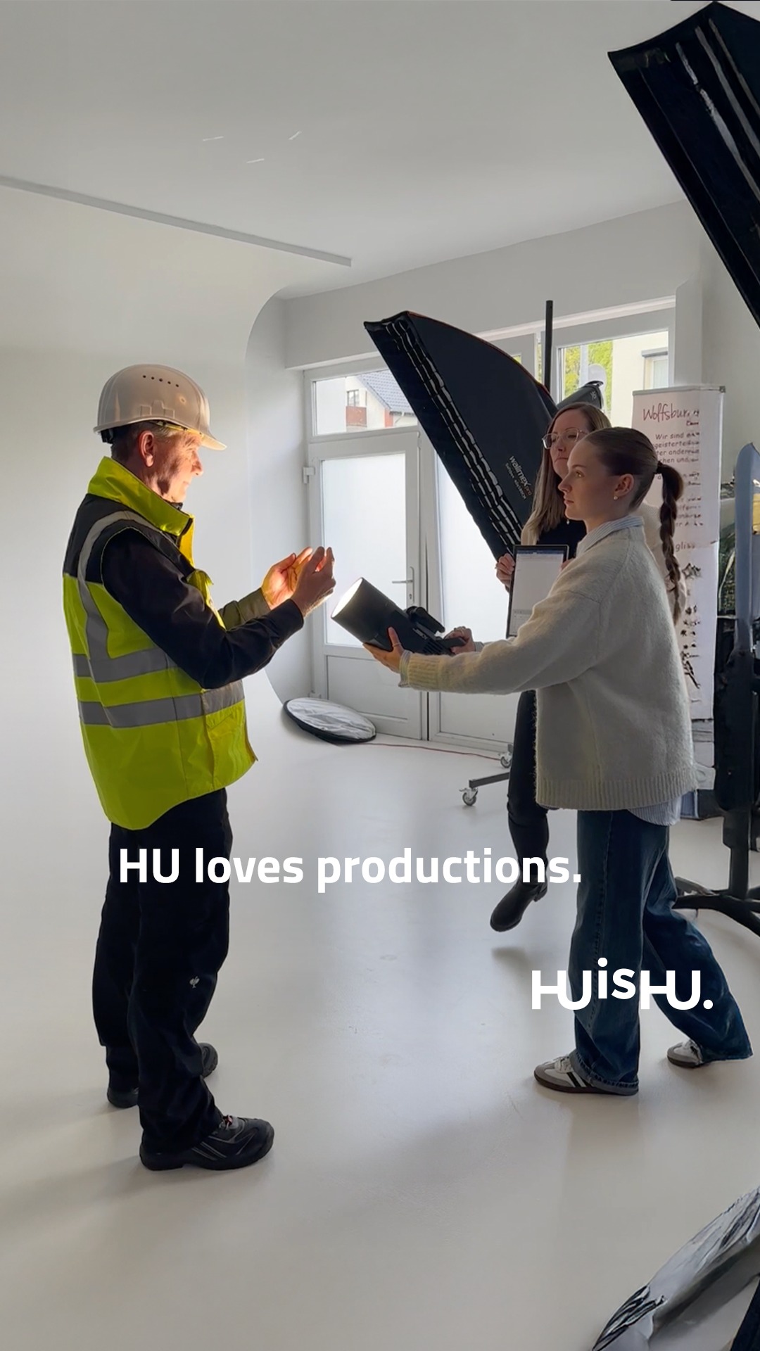 Taube + Bruning lenkt Datenströme in Gebäuden in sichere Bahnen. 🔌⁠
⁠
Und genau das wollten wir unbedingt in ihrem neuen Look visualisieren. Denn so wichtige Arbeit sichtbar zu machen, ist aus unserer Sicht das einzig Richtige! 🛜⁠
⁠
🔗 Wie schön das Ergebnis geworden ist, kannst du auf ihrer neuen Website entdecken: https://taube-bruning.de/ ⁠
⁠
@taubebruningde⁠
#huishu #thisishu #huwework #kreativagentur #fotoshooting #taubeundbruning