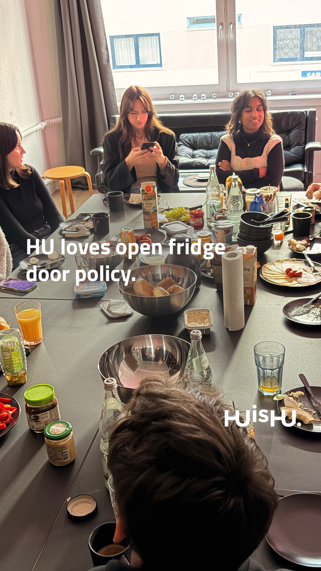 Wir dachten, das Handy sei ein Toastbrot. Deshalb haben wir's in den Kühlschrank gelegt. 🍞📱⁠
⁠
Denn es fand ein weiteres FrHUstück statt! 🙌⁠
⁠
Danke an unseren Hendrik aka Hedding für diesen Festschmaus. 👏