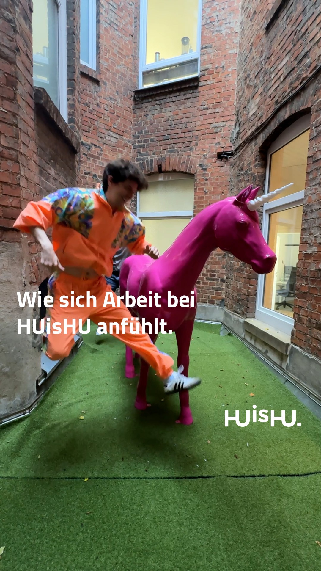 Immer, wenn wir das HUnicorn sehen, macht unser Herz einen Sprung. 💗⁠
⁠
#thisishu #kreativagentur #huishu