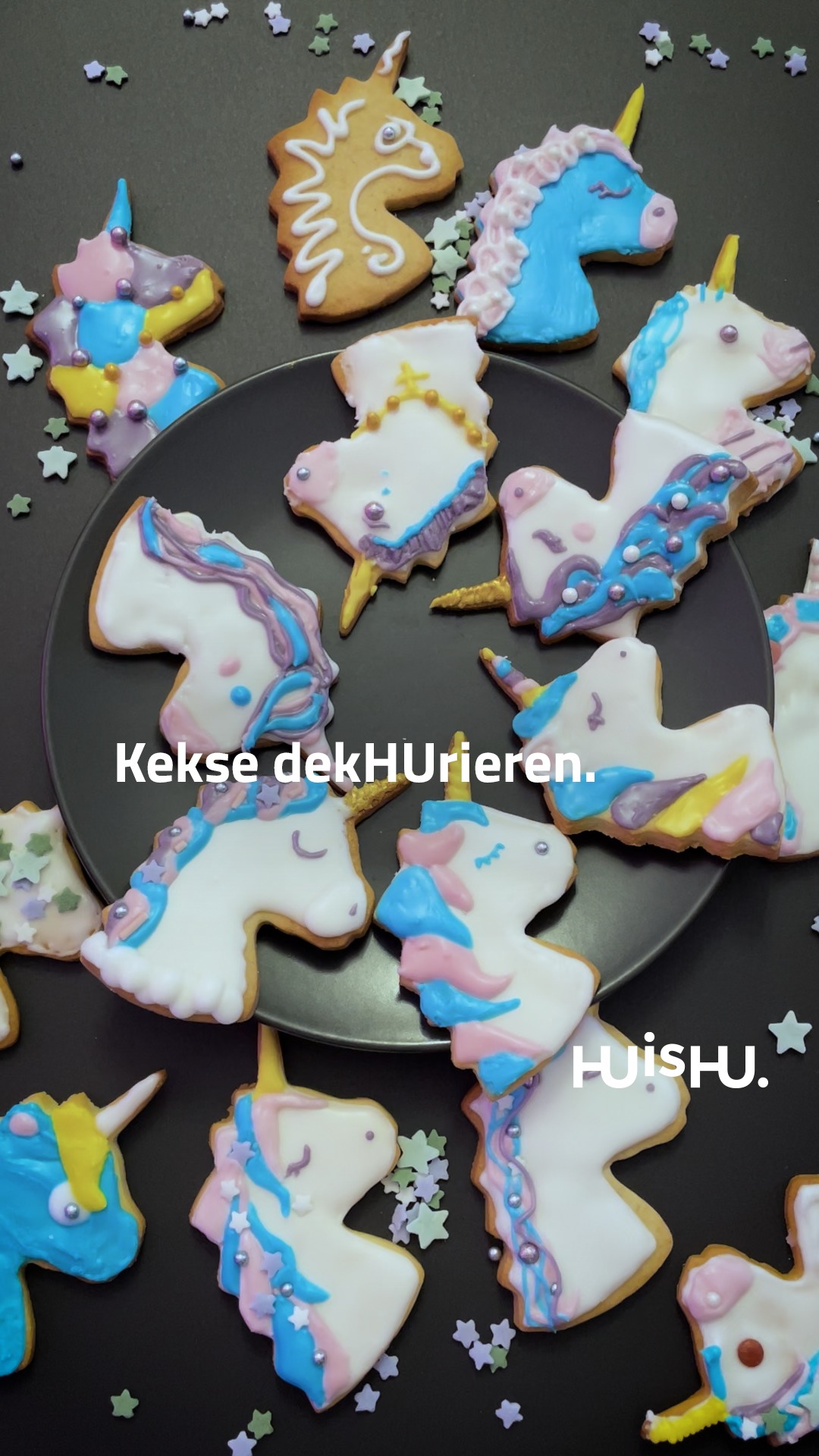Bei uns in der Agentur wird's magisch! ⁠
⁠
Wir haben uns in die Vorweihnachtszeit gebacken und diese Prachtstücke dekHUriert. Aber mal ehrlich: Wer braucht schon Rentiere, wenn man Einhörner haben kann? 😉🦄⁠
⁠
#Einhornliebe #Zuckerschock #Keksebacken