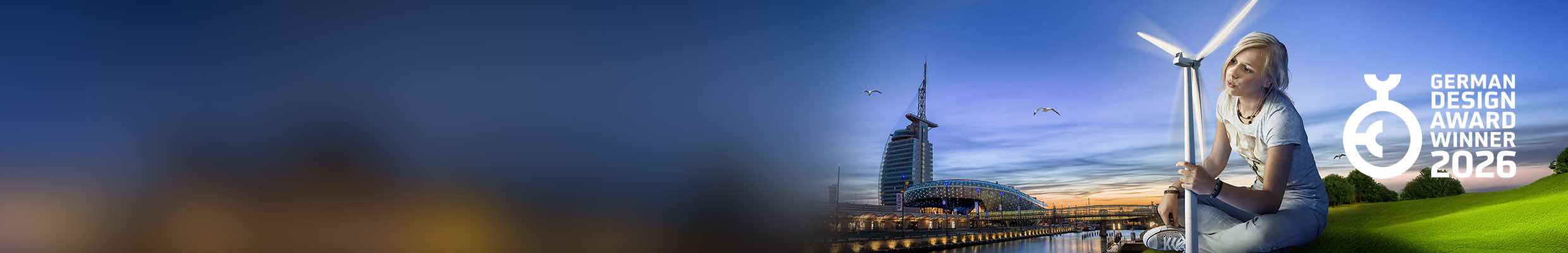 Kampagne für das Klimahaus Bremerhaven umgesetzt in DOOH, Anzeigen, Social Media, Kampagnenplanung und Radiospots. Bild: Eine junge Frau hält ein Modell eines Windrads vor der nächtlichen Skyline von Bremerhaven mit dem Klimahaus-Gebäude und dem beleuchteten Hafenbecken im Hintergrund. Text: WIR HABEN ES IN DER HAND. Ausgezeichnet mit dem German Design Award 2026.
