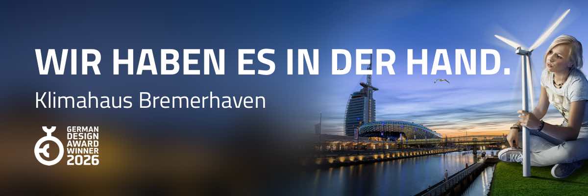 Kampagne für das Klimahaus Bremerhaven umgesetzt in DOOH, Anzeigen, Social Media, Kampagnenplanung und Radiospots. Bild: Eine junge Frau hält ein Modell eines Windrads vor der nächtlichen Skyline von Bremerhaven mit dem Klimahaus-Gebäude und dem beleuchteten Hafenbecken im Hintergrund. Text: WIR HABEN ES IN DER HAND. Ausgezeichnet mit dem German Design Award 2026.