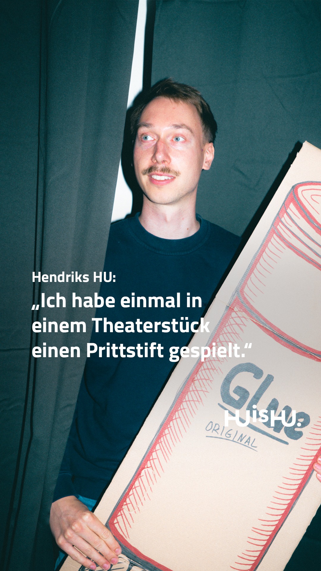 Ich bin’s, Hendrik!
Meine Bühnenkarriere startete schon in meiner Schulzeit – endete dort allerdings auch wieder. Doch ich durfte immerhin einen Prittstift verkörpern! Wow!
Von dieser Erfahrung ist bei mir kleben geblieben, dass mit etwas Vorstellungskraft alles möglich ist. Und dass keine Idee zu verrückt ist. Nicht nur bei Schultheaterstücken.