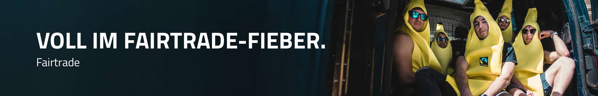 Social-Media-Kampagne für Fairtrade Deutschland. Konzeption, Fotoshooting mit Mitarbeitenden, Postproduktion, Schnitt und Gestaltung von Reels und Captions für Social Media, Kampagnenplanung, Kampagnenauswertung, Community Management. Bild: Fünf Personen sitzen gedrängt im Laderaum eines Transporters; alle tragen leuchtend gelbe Bananenkostüme und Sonnenbrillen und blicken cool in die Kamera. Text: VOLL IM FAIRTRADE-FIEBER.