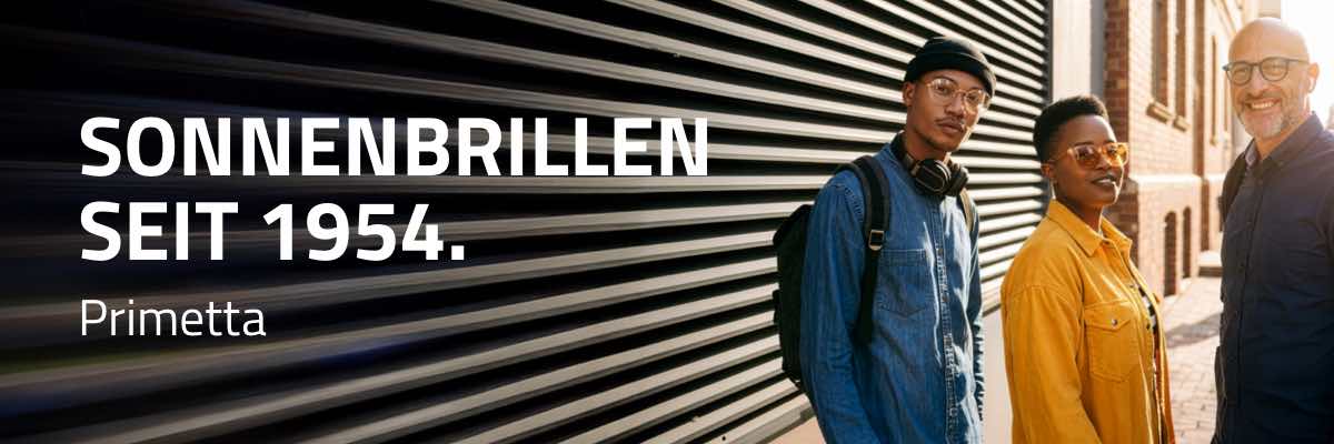 Website-Relaunch für den Sonnenbrillenhersteller Primetta. Rebranding, Fotoshooting Produktbilder, Webdesign und Webentwicklung, responsive Design, Bildsprache und Fotokonzept, Programmierung. Bild: Drei modisch gekleidete Personen unterschiedlichen Alters posieren selbstbewusst vor einer modernen Fassade mit dunklen horizontalen Lamellen; alle tragen Brillen oder Sonnenbrillen. Text: SONNENBRILLEN SEIT 1954.