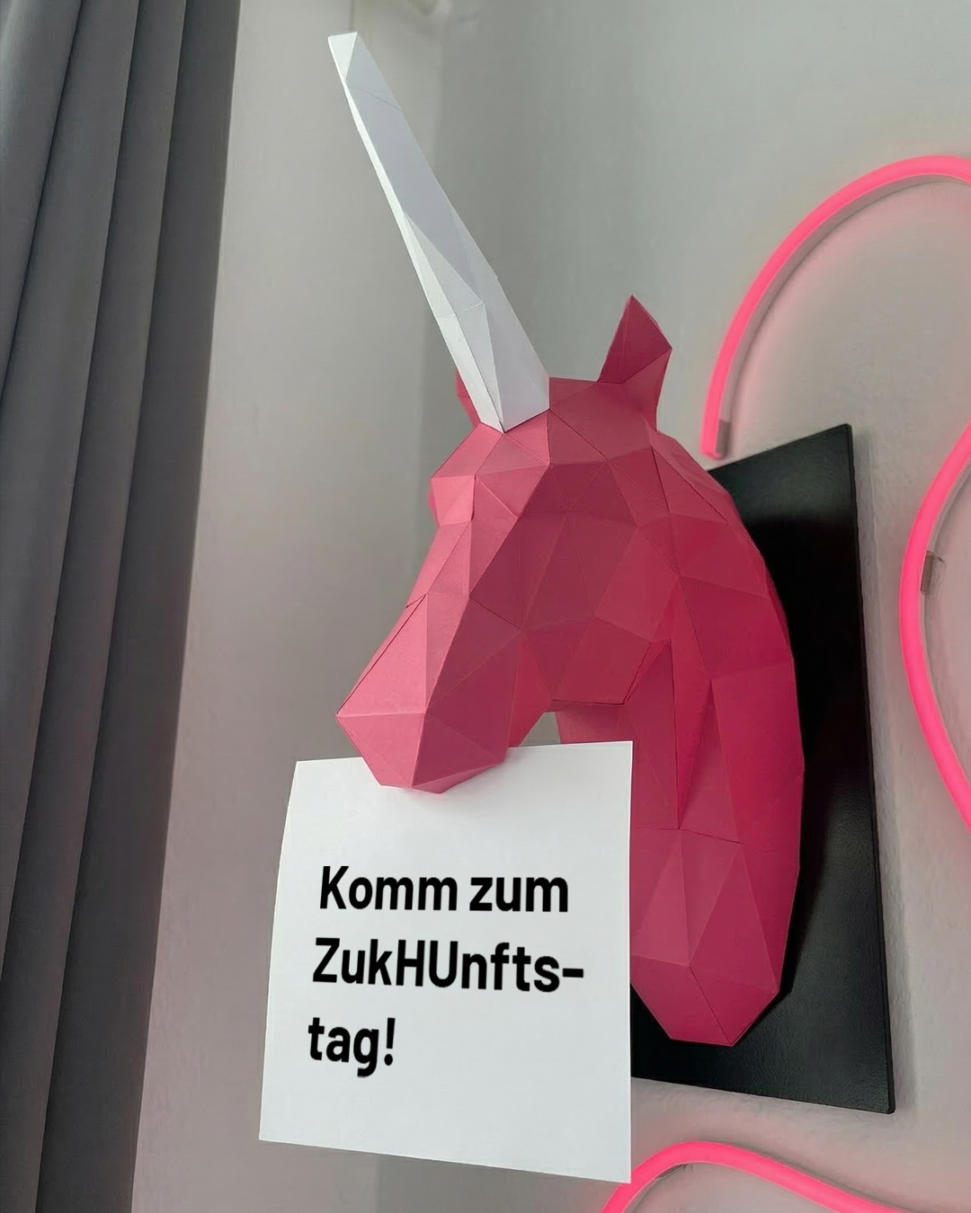 🤫 Psst! Wir geben dir einen extrem geheimen Einblick in die Welt der Werbung!
Beim Zukunftstag am 23. April geht's rund bei uns. 🌈 🦄 Es erwartet dich ein kreativer Tag voller Spaß:
🤩 Social Media & Kampagnen kennenlernen
👀 Behind the scenes of Werbung sehen
🎬 Eigenen Content erstellen
🍕 Pizzapause gönnen
💌 Sicher dir jetzt deinen Platz.
Schreib uns eine DM oder eine Nachricht an johanna@huishu-agentur.de!
