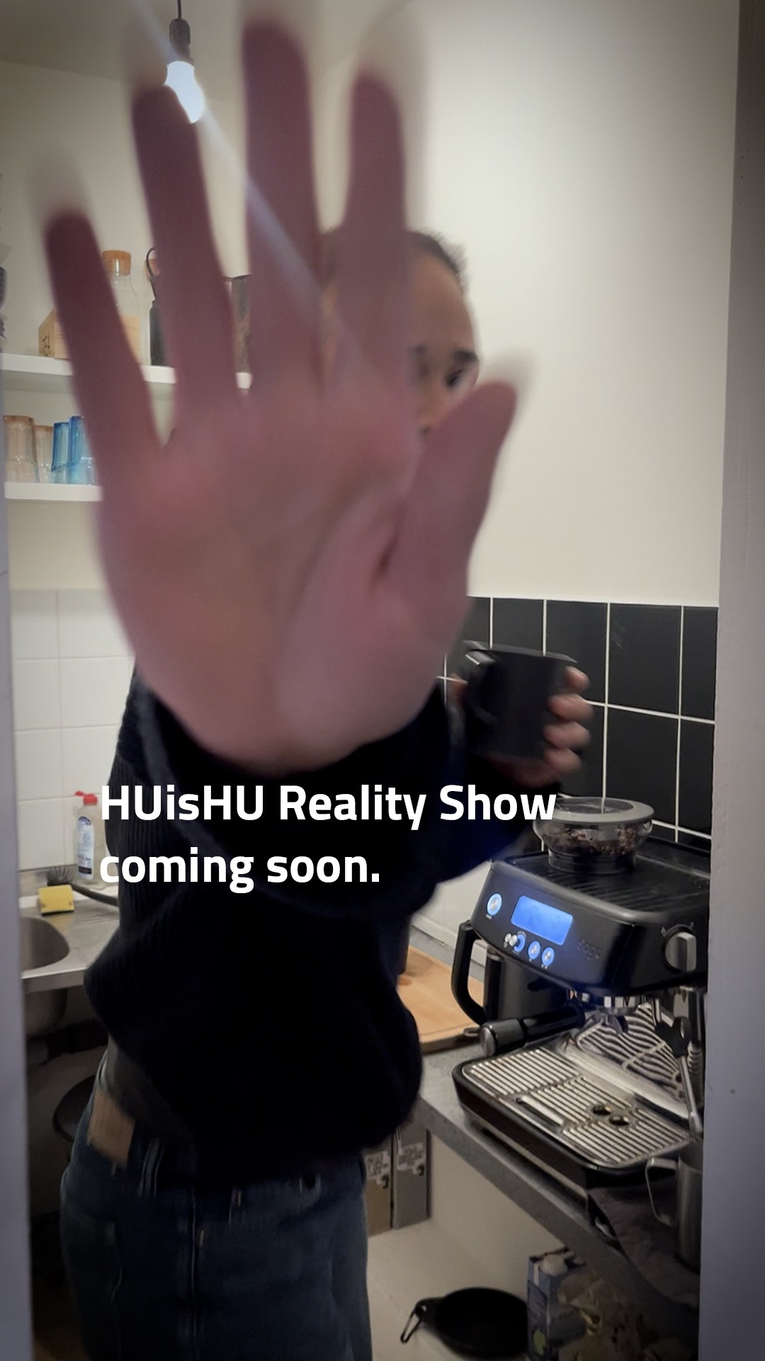 „Warte mal... läuft das Ding etwa? Das war vertraulich, verdammt! Das schneidet ihr raus, habt ihr gehört? Mach die Kamera aus! 🤬“