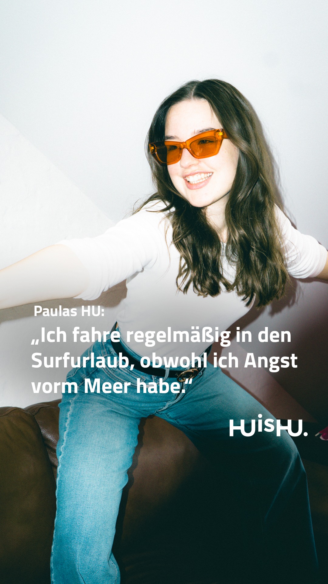 Vor mir und meinem Surfbrett ist keine Welle sicher … naja. Ich fahre zwar regelmäßig in den Surfurlaub, aber die Angst vorm Meer reist jeden Mal mit. Trotz Respekt vor den Wellen paddel ich raus. Immer wieder. 🌊⁠
⁠
Im Job ist’s genauso: Als Texterin brauche ich Mut für neue Ideen, außergewöhnliche Ansätze und Worte, die etwas bewirken. Manche Projekte fühlen sich an wie die nächste große Welle und genau da wächst man doch über sich hinaus. ✍️⁠
⁠
Jedes Mal, wenn ich surfe, merke ich: Mut wird belohnt. 🏄🏻‍♀️⁠
⁠
#HUisHU #everyoneisspecial #mutigsein