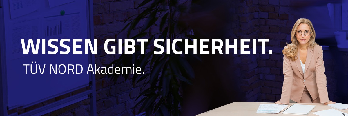 Social-Media-Content für die TÜV NORD Akademie. Kanal-Analyse, Zielgruppendefinition und Erstellen von Personas, Content-Konzepte für Instagram, Facebook und LinkedIn, Postings, Animationen, Storys, Reels, Skripte und Storyboards, Captions, Community Management. Bild: Eine junge Frau im Business-Outfit steht mit aufgestützten Armen an einem Tisch mit Schriftstücken darauf. Text: Wissen gibt Sicherheit.