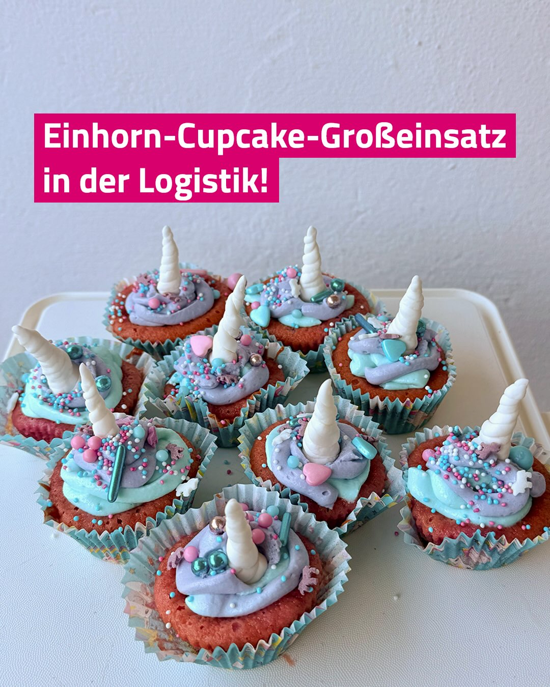 Bevor unsere Liebsten fleißig die leckersten Einhorn-Cupcakes backen und dekHUrieren konnten, wurde bei uns erst mal präzise gefaltet. Wir haben die Magie quasi direkt in diese Prachtstücke von Kartons gepackt! 🧁📦

Aber mal ehrlich: Wer braucht schon langweilige Standard-Pakete, wenn man pinke Einhorn-Boxen haben kann? 😉🎀

#Einhornliebe #Cupcakes #Geschenk