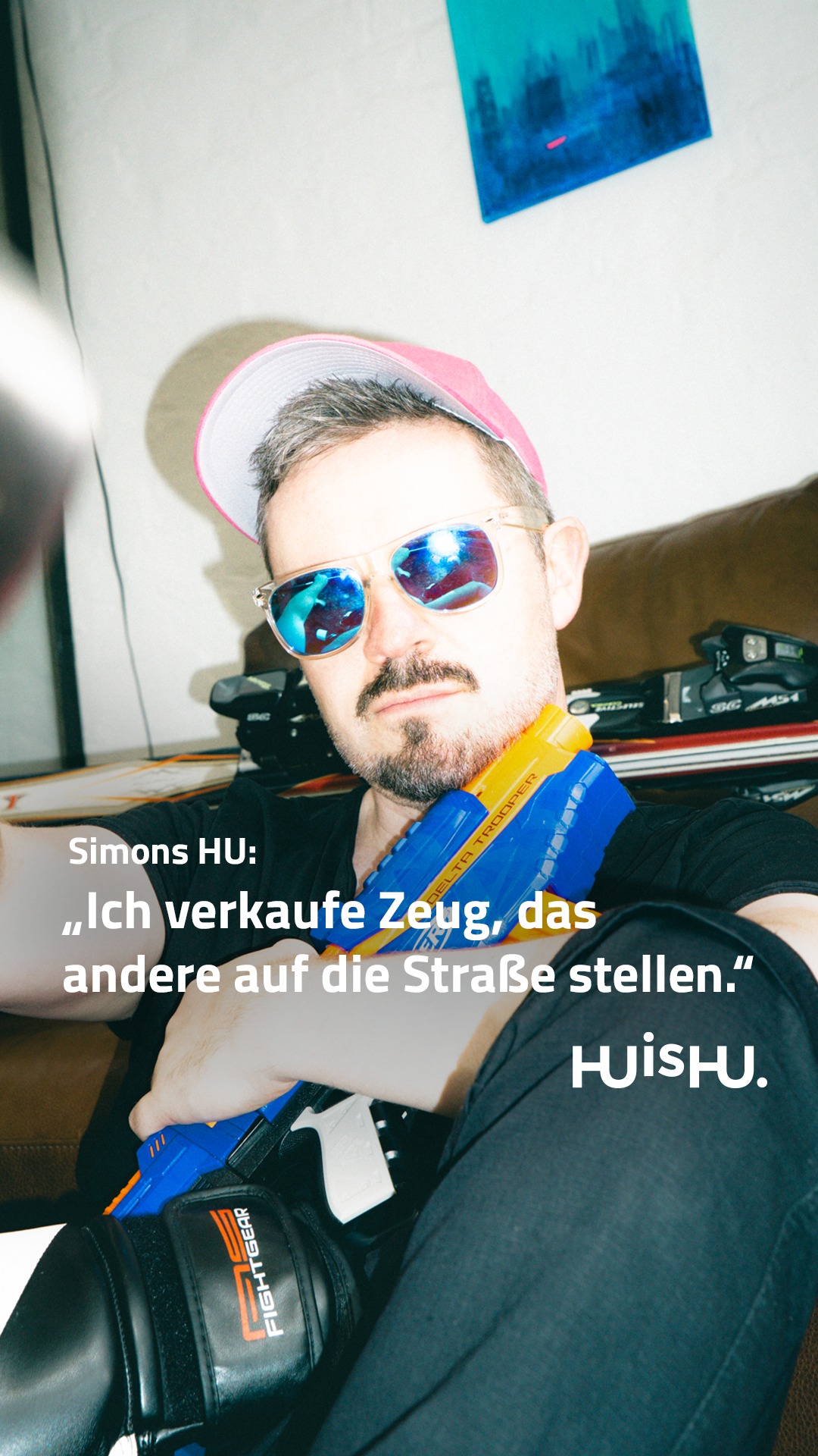 Ich verkaufe Zeug, das andere auf die Straße stellen.⁠
⁠
Ich lebe in Hamburg Ottensen und bevor jemand etwas von Wert in den Müll wirft, stellen die Menschen ihre Schätze einfach vor die Tür. Zu verschenken. Wäscheständer und Krücken sind echte Klassiker. Aber es waren auch schon mal brandneue VR-Brillen, Skier oder Nerf-Guns dabei.⁠
⁠
⁠
@huis.simon⁠
#Zuverschenken #Schaetze #HUisHU