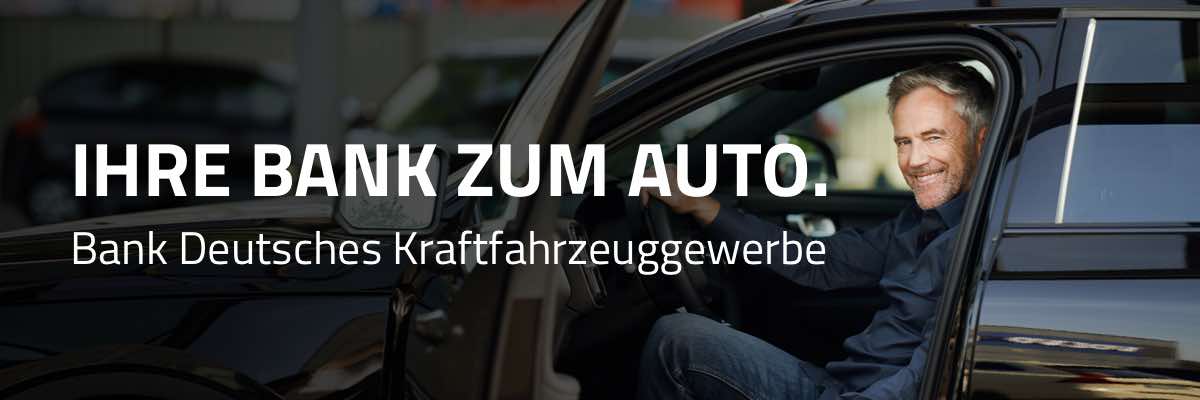 Website-Relaunch für die Bank Deutsches Kraftfahrzeuggewerbe. Konzept, Webdesign und Webentwicklung, responsive Design, zielgruppenoptimierte Sitemap, barrierefrei, Downloadcenter mit Filtersystem, Programmierung. Bild: Ein Mann Ü50 sitzt bei geöffneter Fahrertür lächelnd am Lenkrad eines dunklen Pkw. Text: Ihre Bank zum Auto.