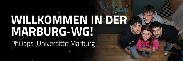 Studierendenmarketing für die Philipps-Universität Marburg. Ideen-Workshop, Konzept, Casting, Social Media Kampagne, Videoproduktion, Mediaplanung, Kuration des Contents. Bild: Steile Vogelperspektive auf vier junge Leute. Die Köpfe zusammen, stehen sie eng beieinander im Flur einer Wohnung und blicken fröhlich hoch in die Kamera. Text: WILLKOMMEN IN DER MARBURG-WG!