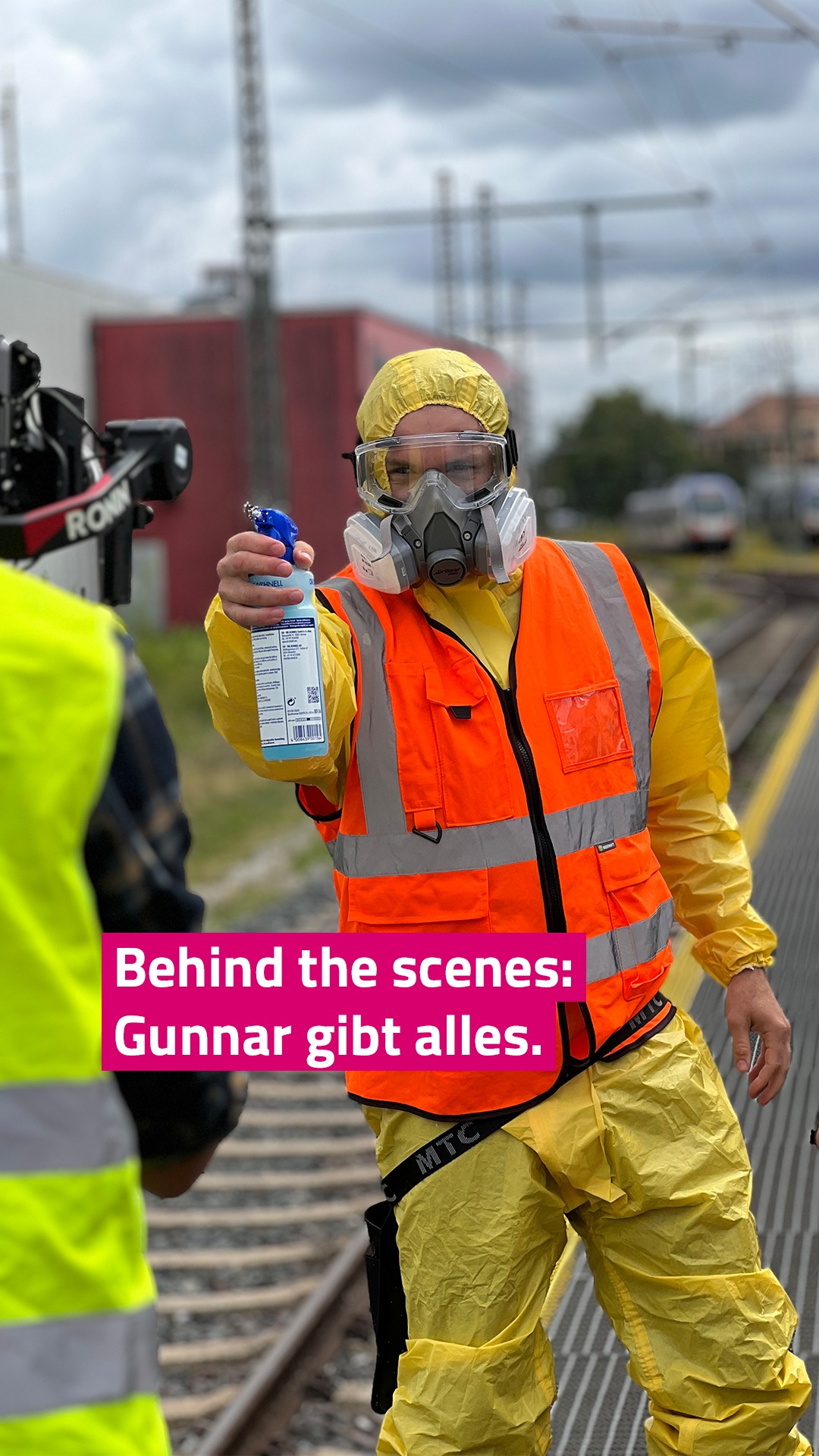 Es gibt Waschanlagen für waschechte Züge?!?! 🤯⁠
⁠
Ja! ✅ Das kann Gunnar bestätigen.⁠
⁠
Wir haben den Reporter einen Tag lang zu unserer Kundin S-Bahn Hannover geschickt. Zurück kam er mit einem ganzen Waggon voller neuer Zug-Insights. 💡 🚅⁠
⁠
Was Gunnar alles Bahnbrechendes erlebt hat, gibt's demnächst in den Socials von S-Bahn Hannover. Unbedingt folgen, um nicht den Anschluss zu verpassen. 🏃‍➡️ 🚉⁠
⁠
#HUisHU #Kreativagentur #GunnarGibtAlles ⁠
@sbahn.hannover⁠