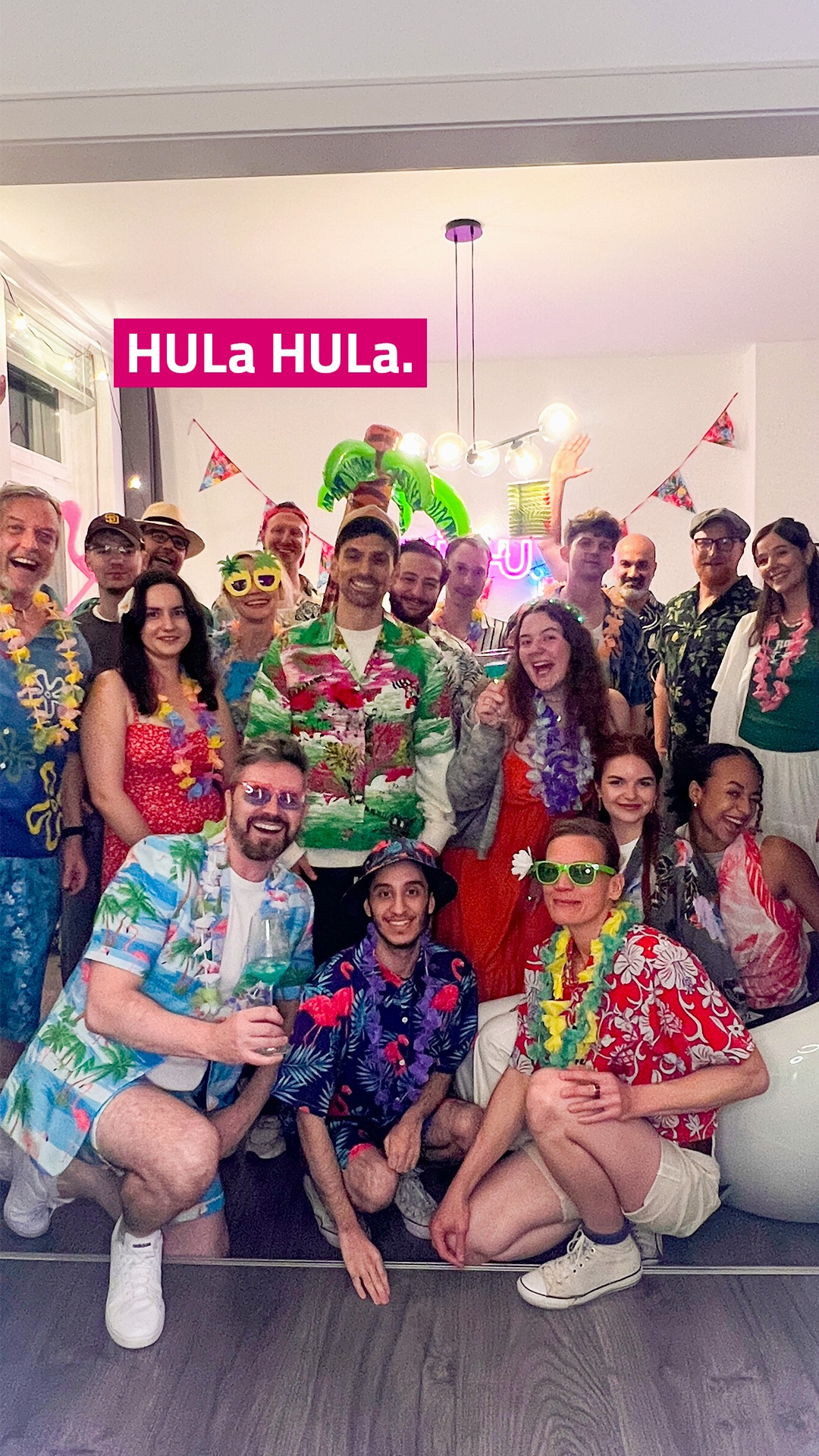 Sag mal Ananas. 🍍⁠
Hawaii war anders krass! 🌺⁠
⁠
Denn unsere Sommerparty war ein Luau. Mit tropischen Drinks, 🍹 massiven Tiki-Monumenten, 🗿 einem ganzen Kalua-Schwein 🐗 und echten Messer-Feuertänzen. 🔥⁠
⁠
🗣️ Whaaat, wirklich?⁠
⁠
Keine Ahnung. Alles, was nach den Drinks kam, haben wir vergessen. 🤡⁠
⁠
#HUisHU #Kreativagentur #AgenturSommerparty